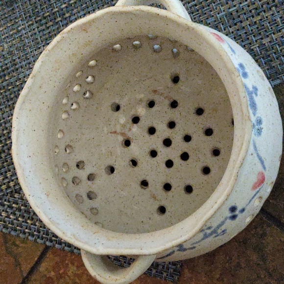 Beautiful berry strainer/colander - Picture 4 of 6